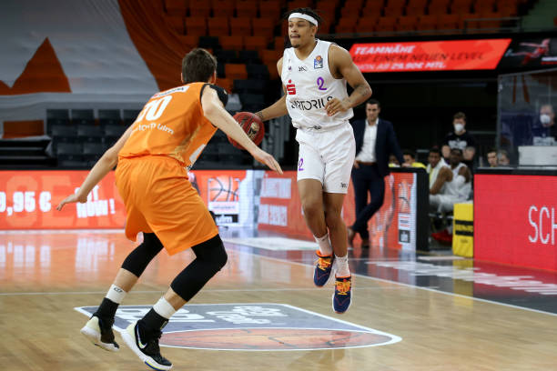 他们限制住 他们限制住